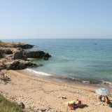 Oltrepassato il porto si apre un lungo segmento roccioso fiancheggiato dal lungomare di via Trulli. Dopo aver superato il piccolo lido privato �Azzurro� e un colorato baretto, la scogliera prosegue costeggiando una serie di cale sabbiose: cala Colombo...